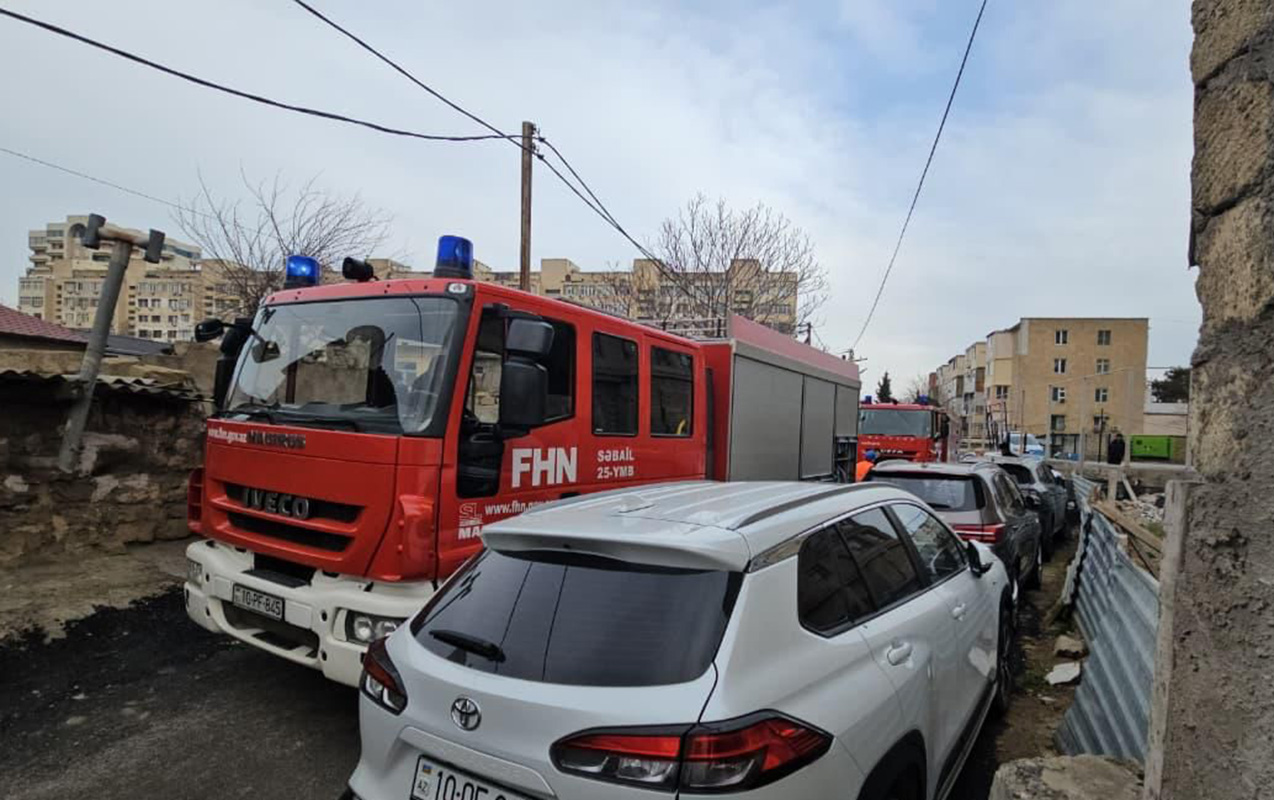 bakinin-merkezinde-ev-yanir