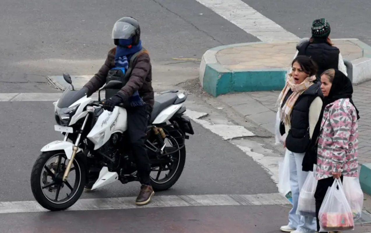 qadinlara-motosiklet-surmeye-icaze-verdiler