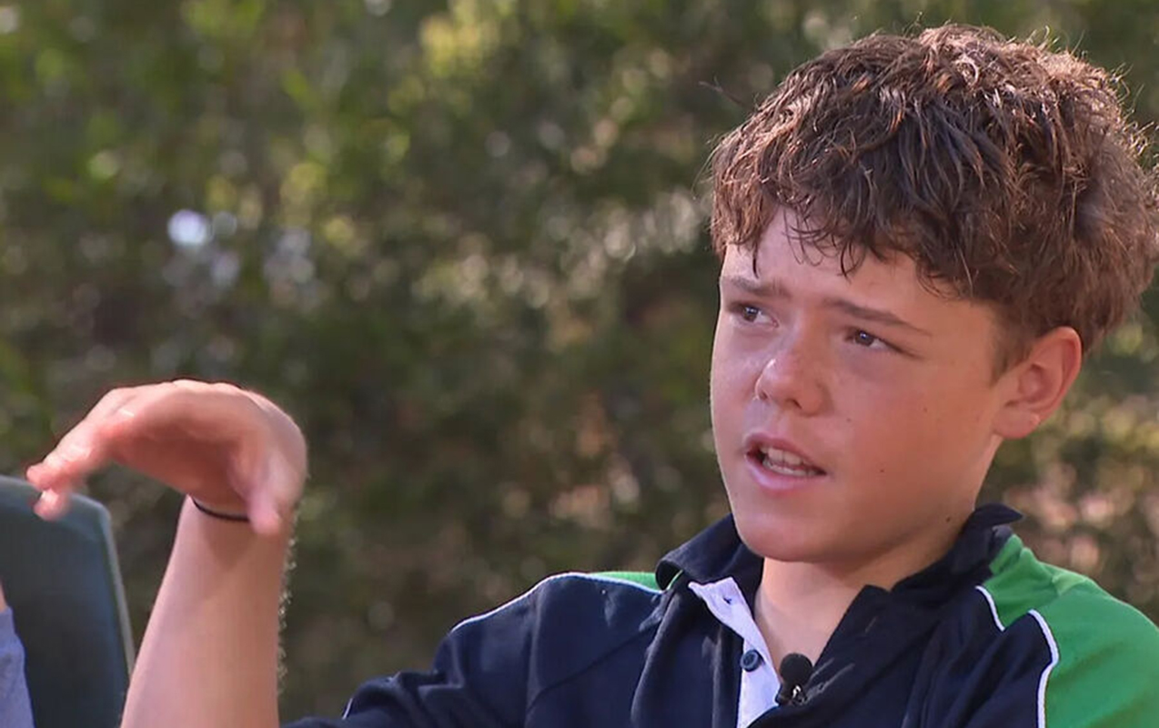 4-saat-denizde-uzub-ailesini-xilas-etdi