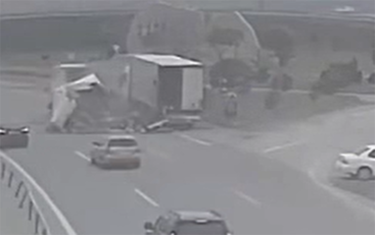 yol-kenarindaki-masina-cirpildi-yukleri-yola-dagildi