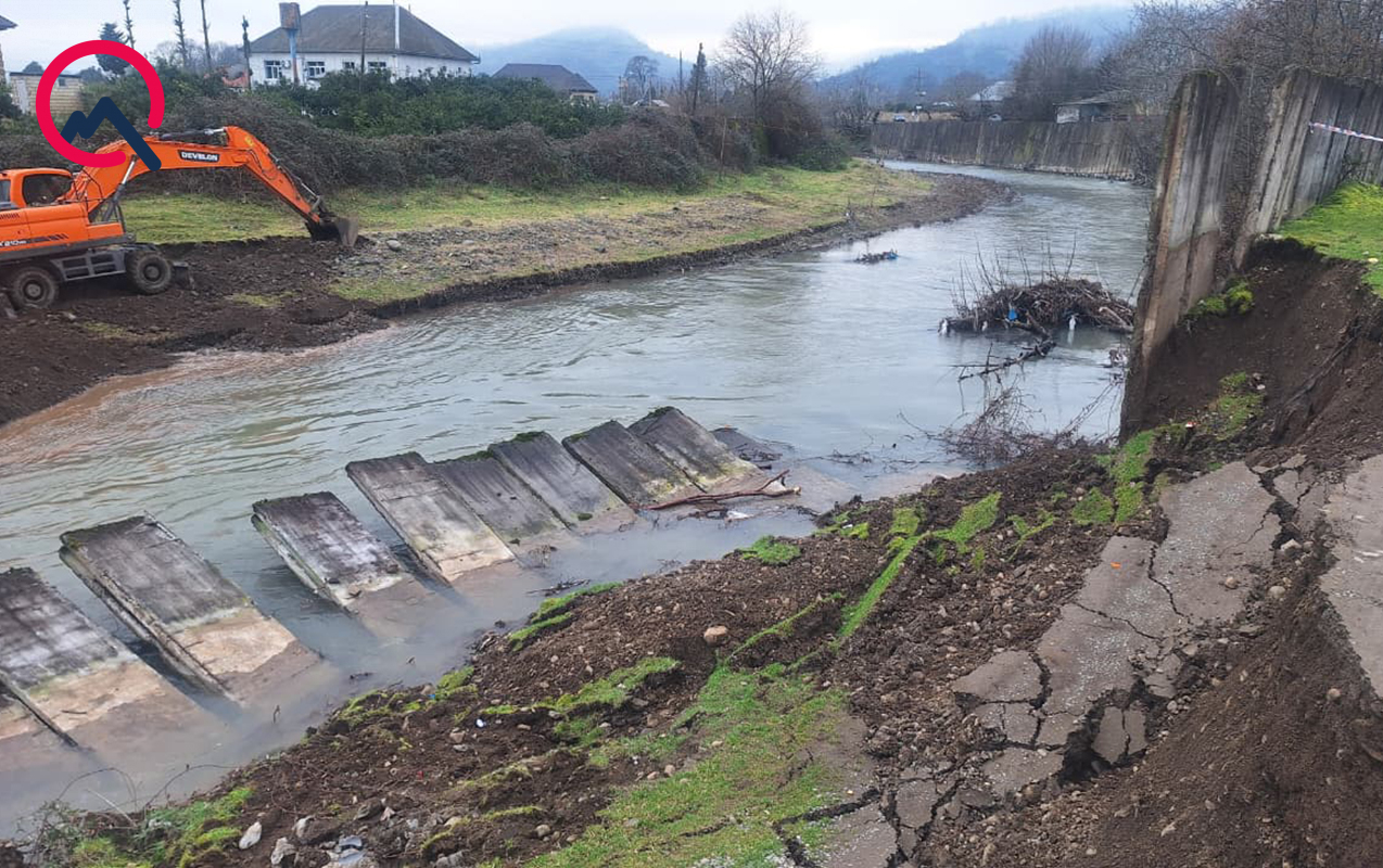 astarada-bendler-cokdu-yol-dagildi