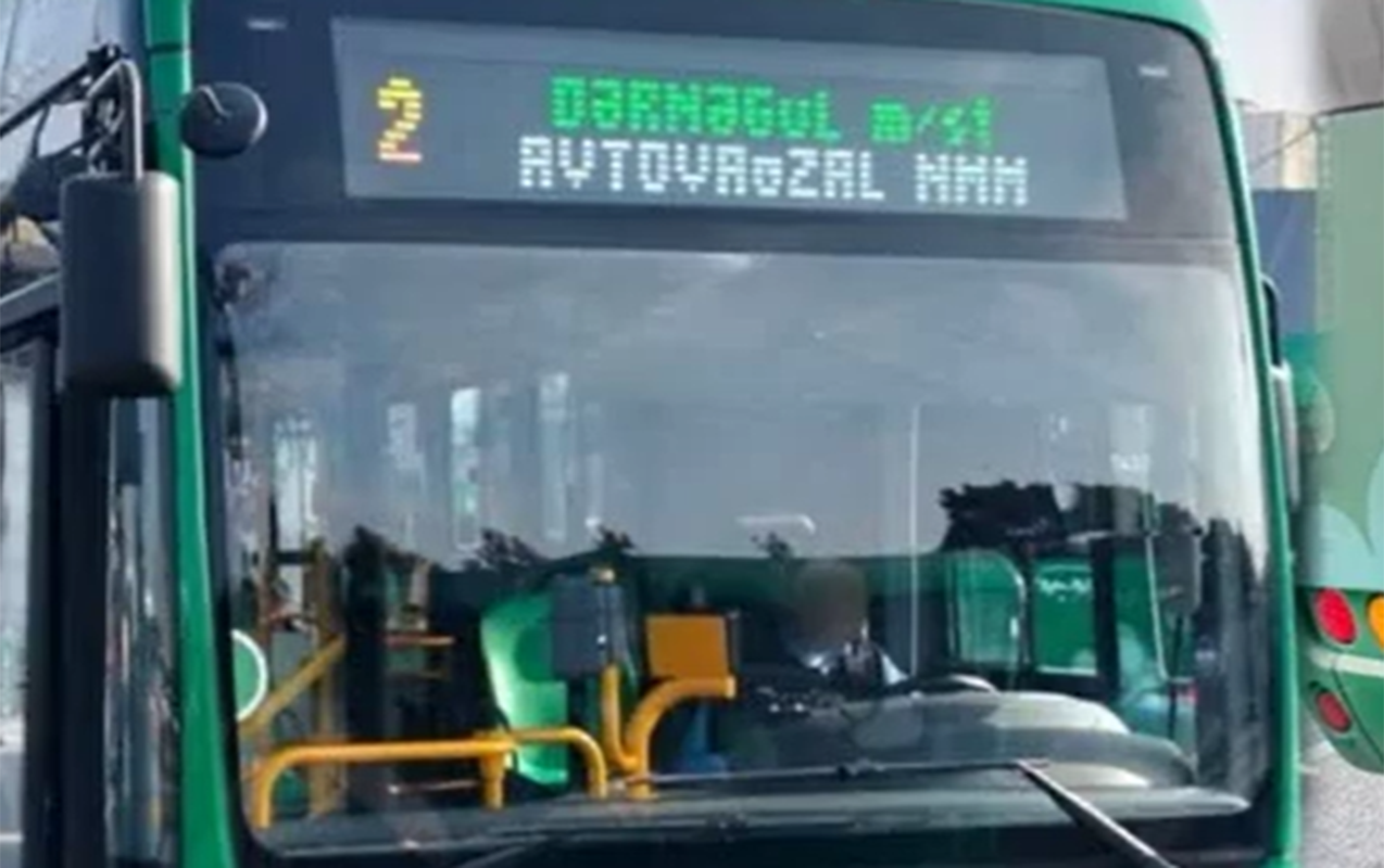 bakubusin-surucusu-avtobusda-mersiye-qoyub
