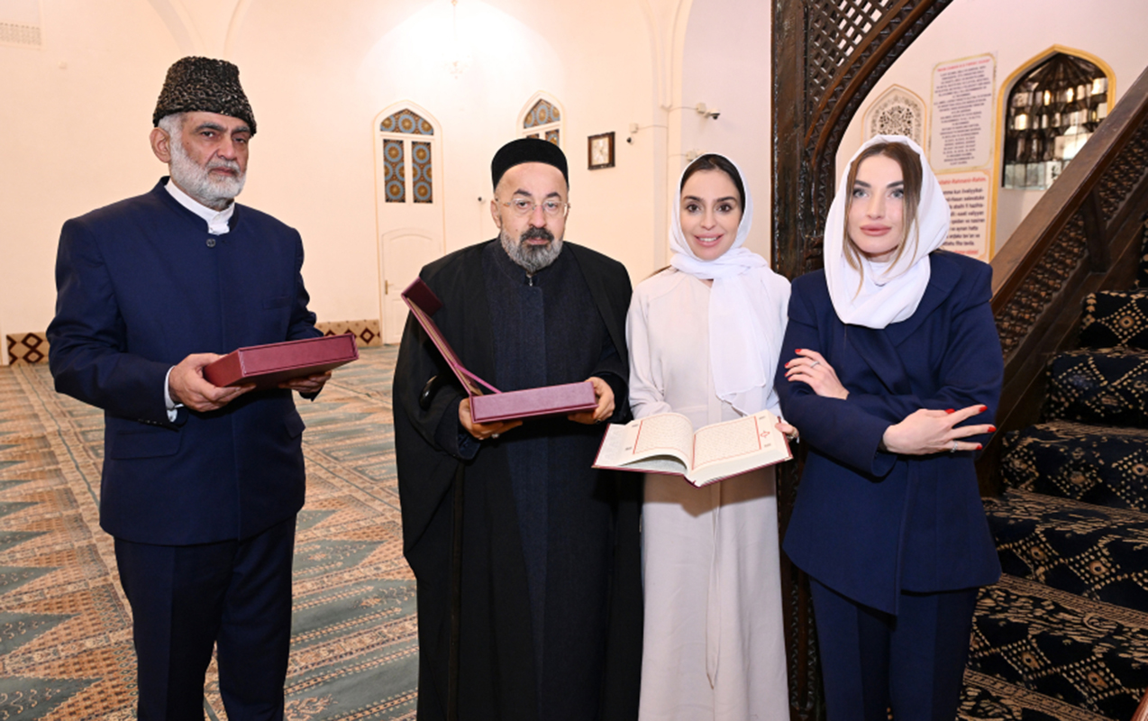 prezident-ailesine-sah-abbas-mescidinde-qurani-kerim-hediyye-etdiler