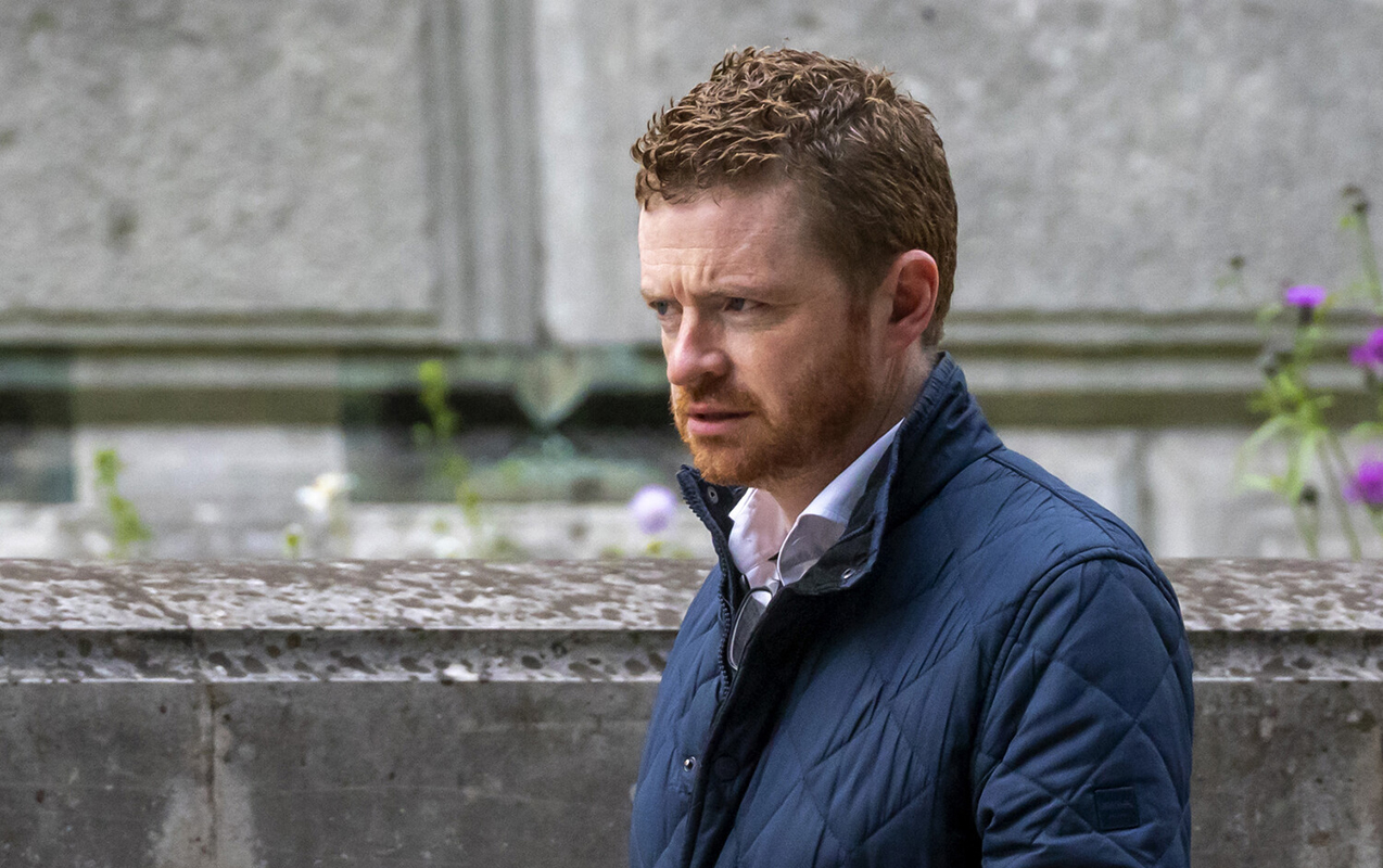 epsteyn-qalmaqalina-gore-vezifesini-itirdi