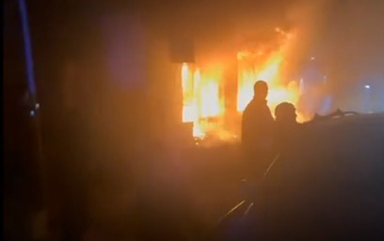 musteriler-iceride-olarken-obyekti-yandirib-qapilari-bagladilar