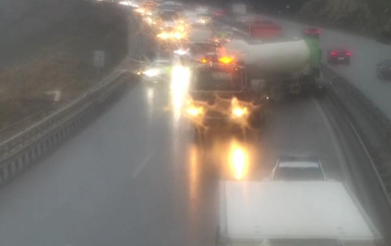 baki-dairevi-yolda-qeza-oldu-tixac-yarandi