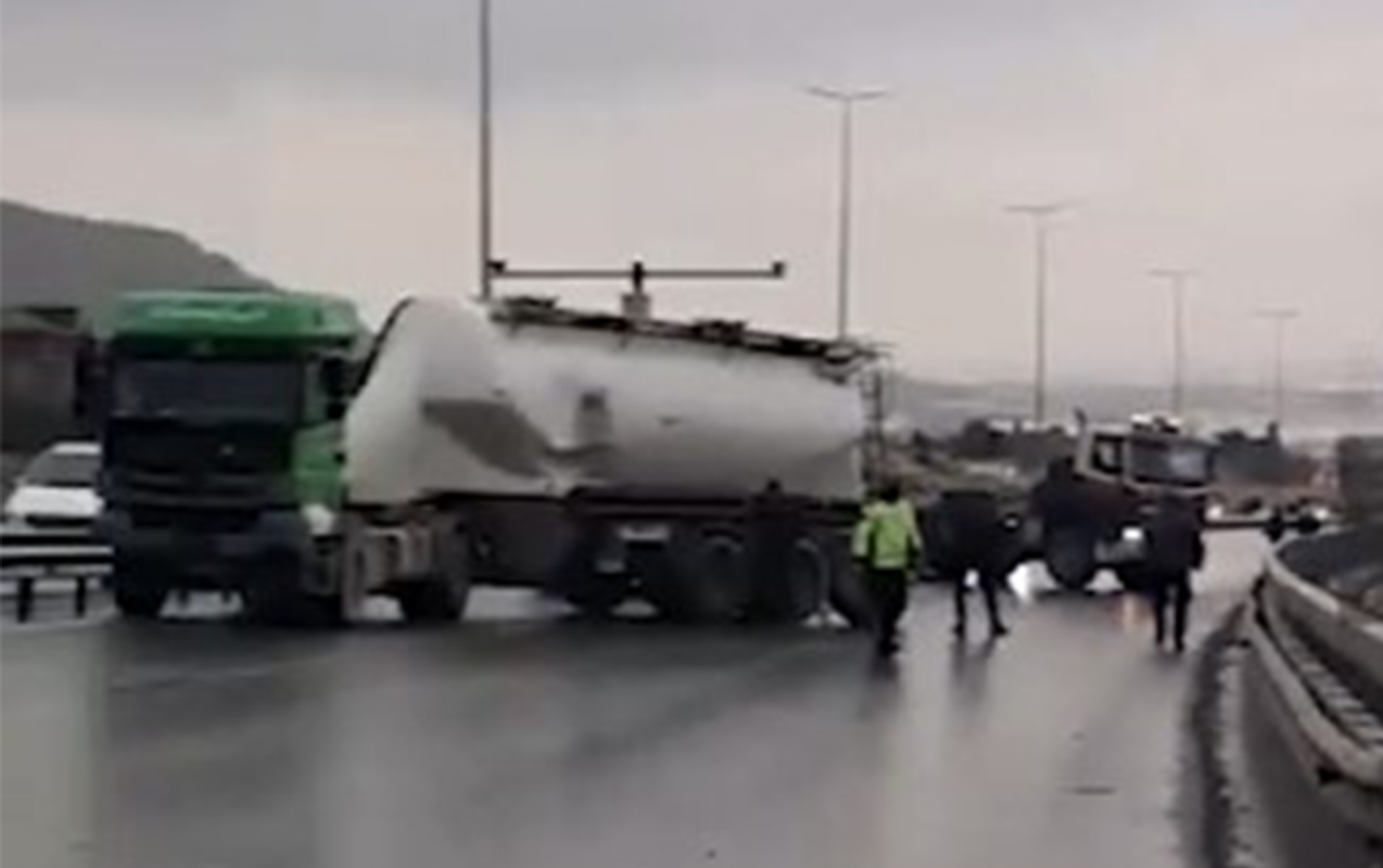 baki-dairevi-yolda-qeza-oldu-tixac-yarandi