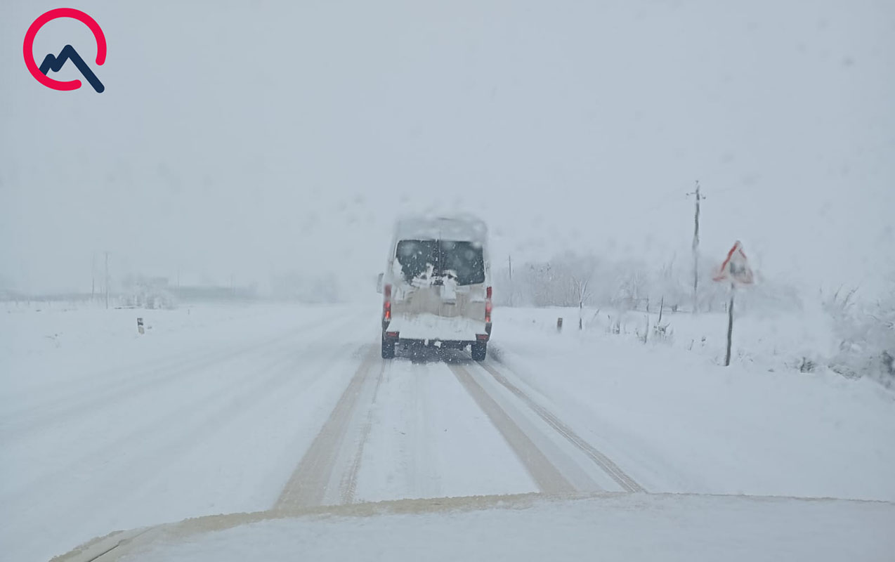 guclu-qar-sebebinden-bu-rayonlarda-yollar-baglandi