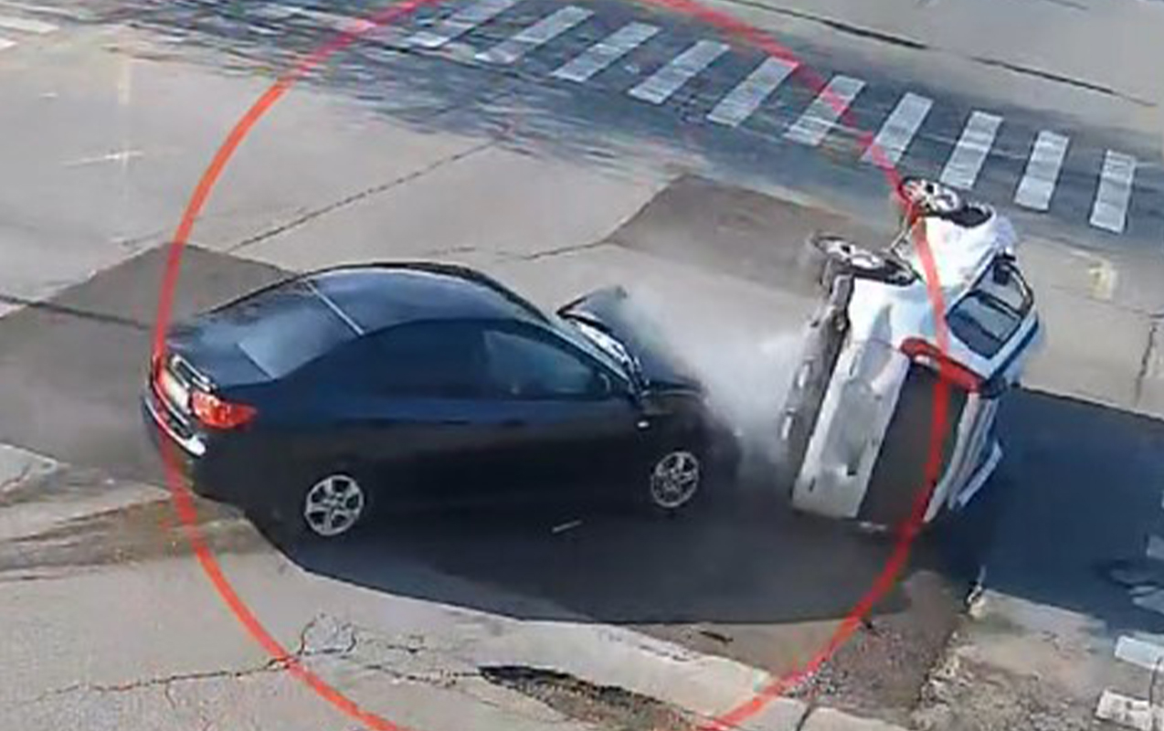 qirmizida-kecib-masini-asirdi