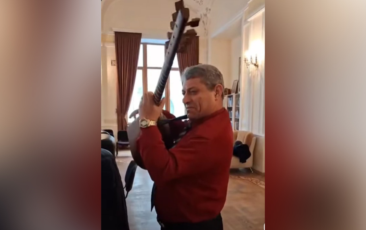 telli-borcalinin-qardasi-tedbirde-saz-calandan-sonra-olubmus