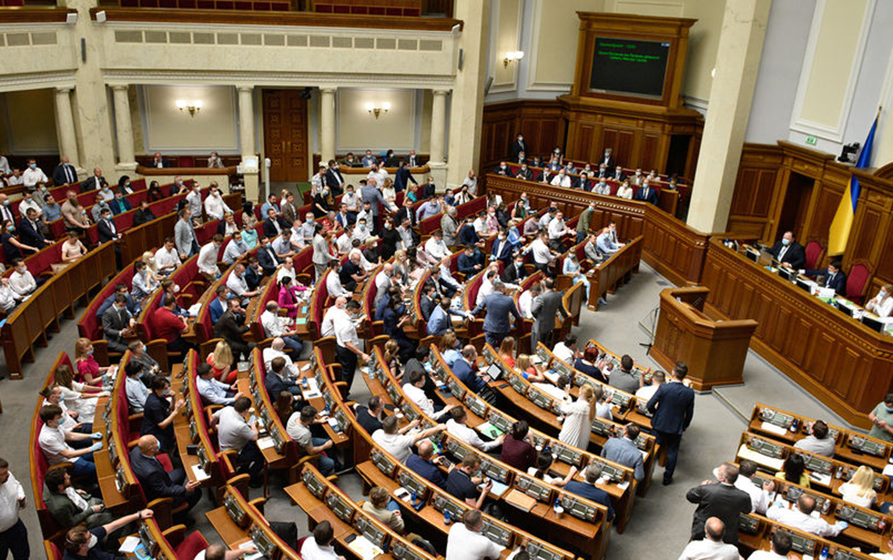 zelenskinin-partiyasinin-onlarla-uzvu-zeherlenib