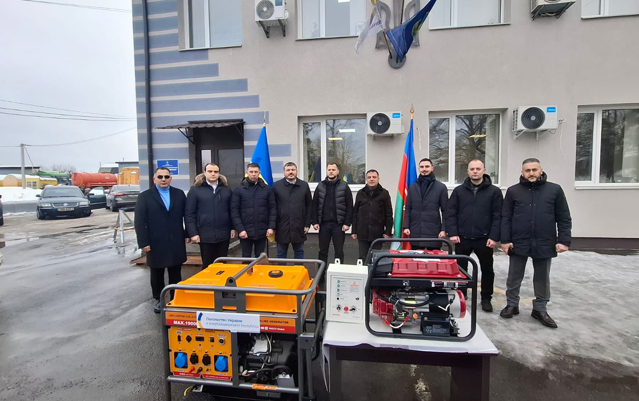 azerbaycandan-gonderilen-yardim-ukraynaya-tehvil-verildi