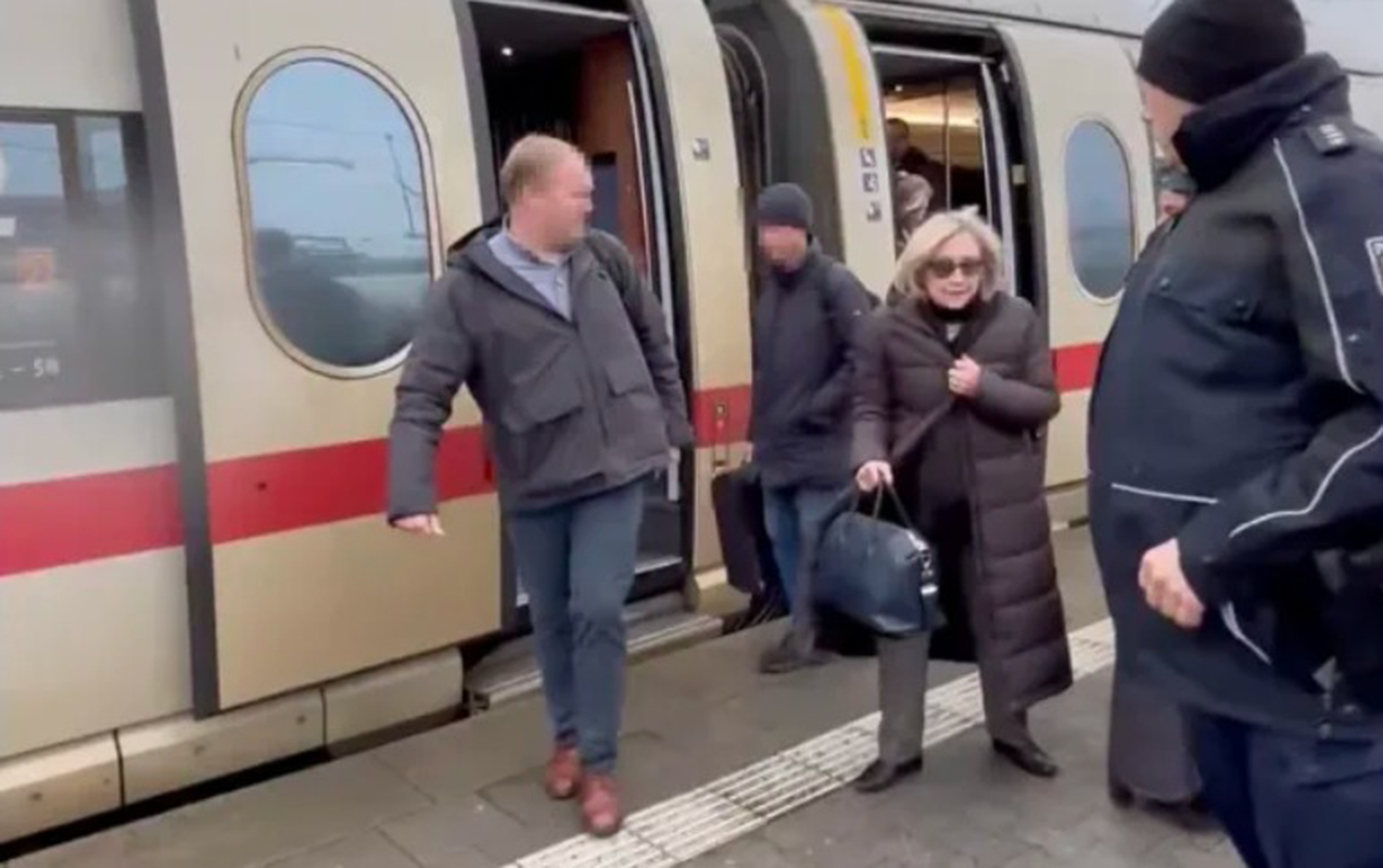 hillari-klinton-qatardan-duserken-goruntulendi