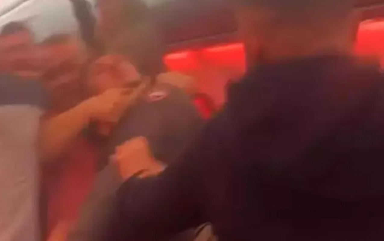 teyyarede-yumruqlar-ise-dusdu-tecili-enis-etdi