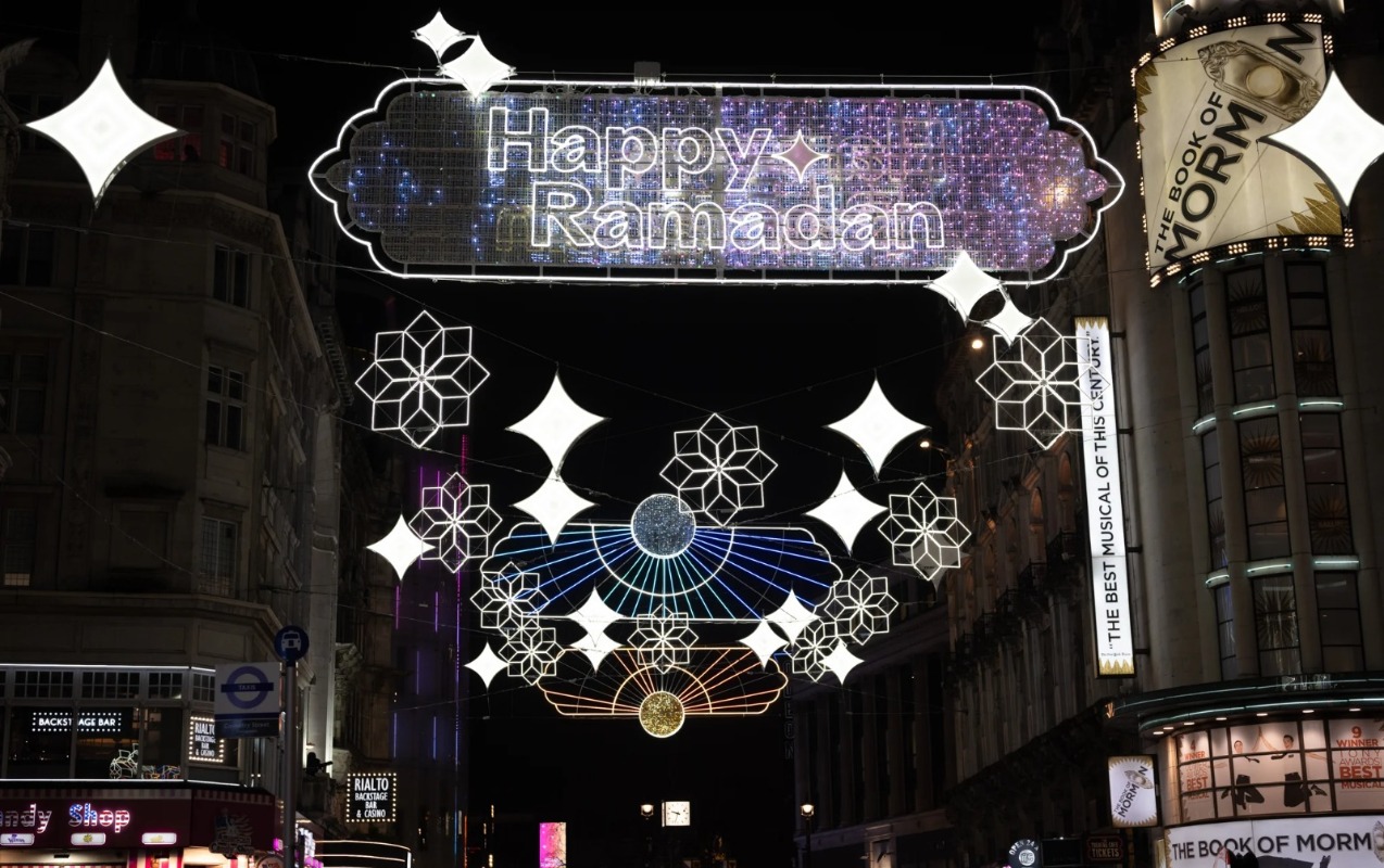 londonun-meshur-kucesi-ramazana-gore-bezedildi