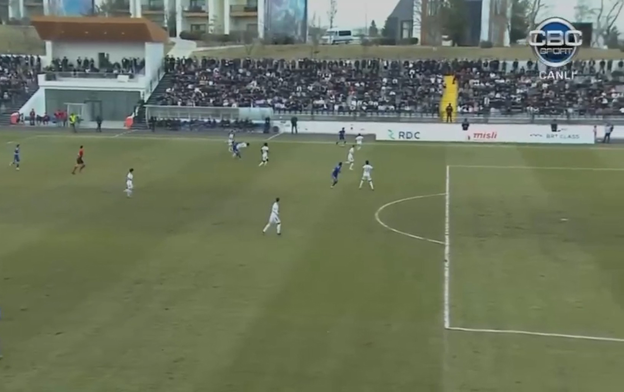 kadinin-qirmizi-vereqe-aldigi-epizod