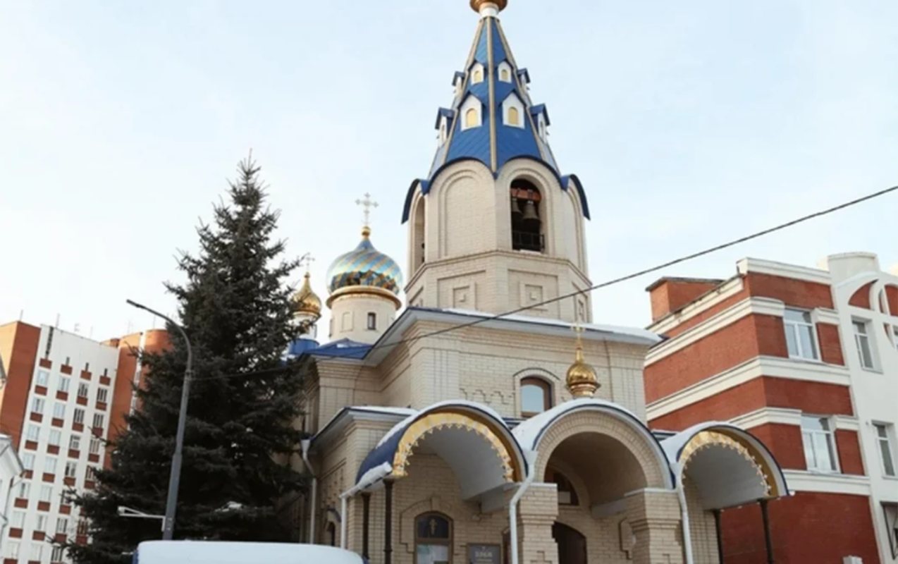 rusiyada-kisi-kilse-ziyaretcilerine-hucum-etdi