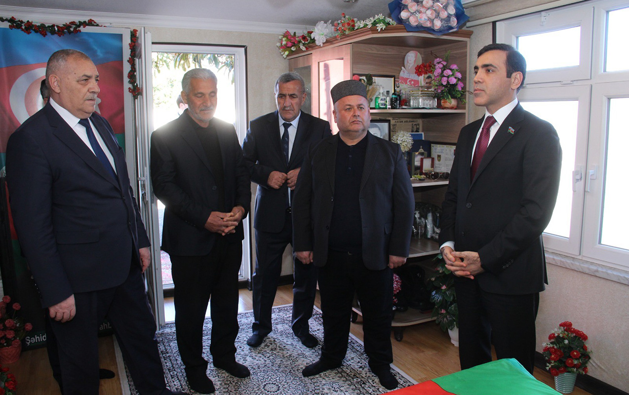 anar-memmedov-sehid-ruslan-sahbazovun-ailesi-ile-gorusdu