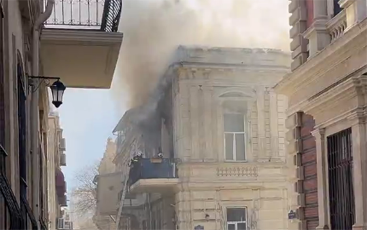 bakinin-merkezinde-bina-yanir