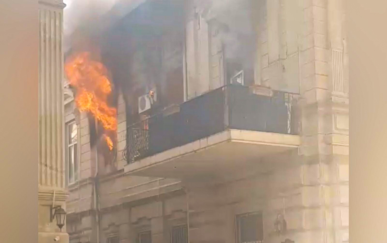 bakinin-merkezinde-bina-yanir