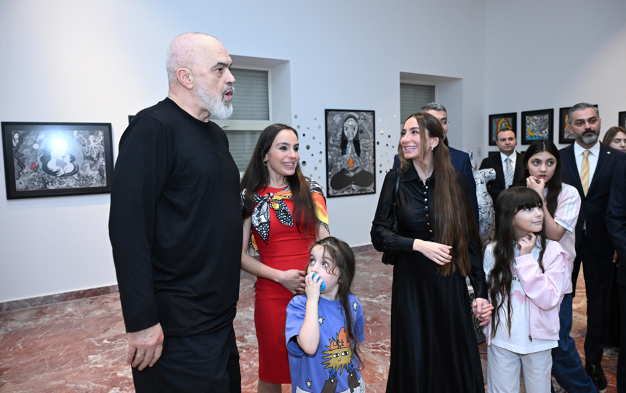 leyla-ve-arzu-eliyevalar-tiranada-sergi-acilisinda