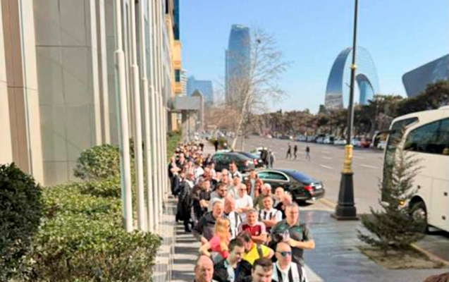 ingilis-azarkesler-bakida-bilet-almaq-ucun-novbe-yaratdi