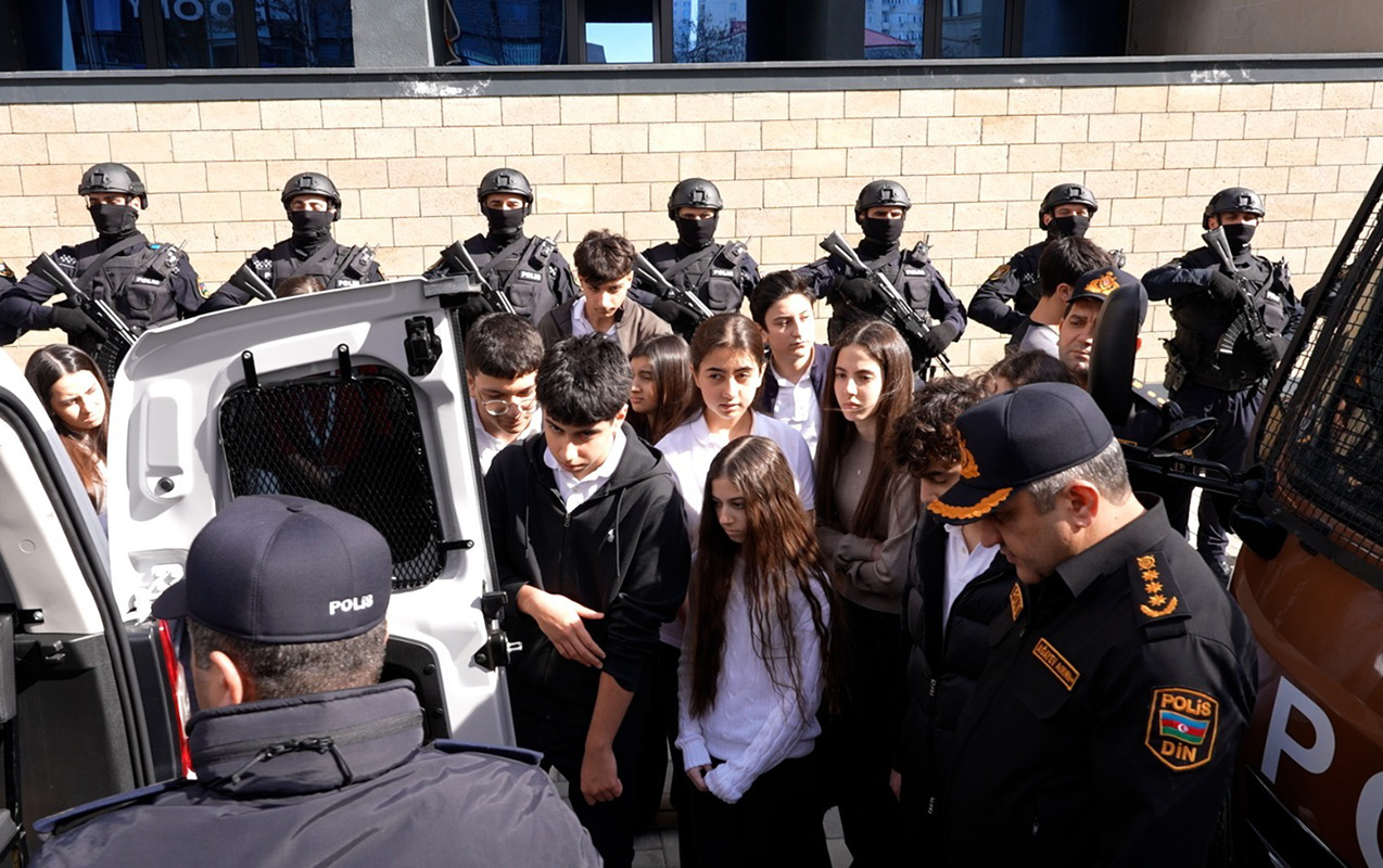 mektebliler-polisin-xidmeti-ile-tanis-oldu