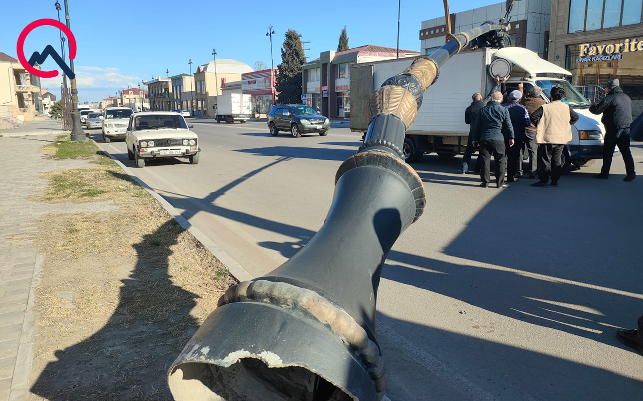 gencede-isiq-direyi-2-avtomobilin-uzerine-asdi