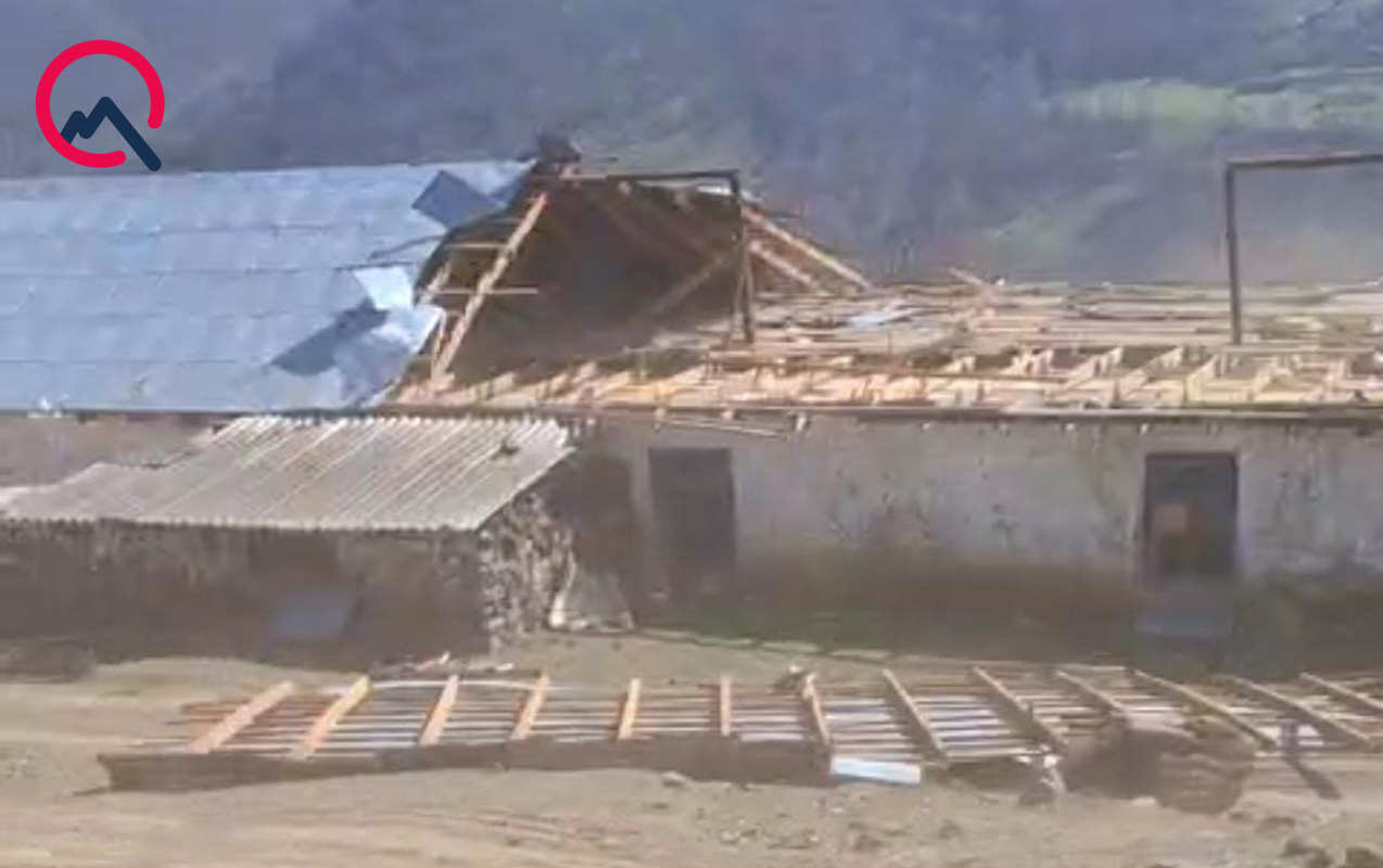 yardimlida-guclu-kulek-mekteb-binasinin-damini-ucurdu