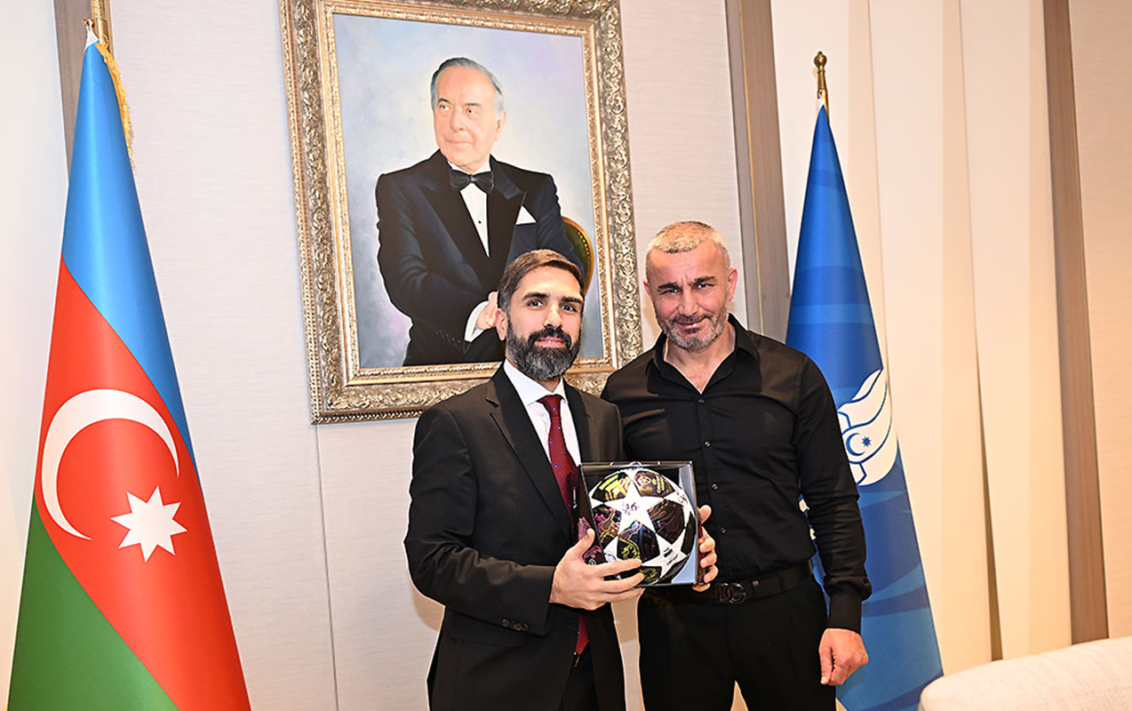 rovsen-necef-qurban-qurbanova-hediyye-verdi