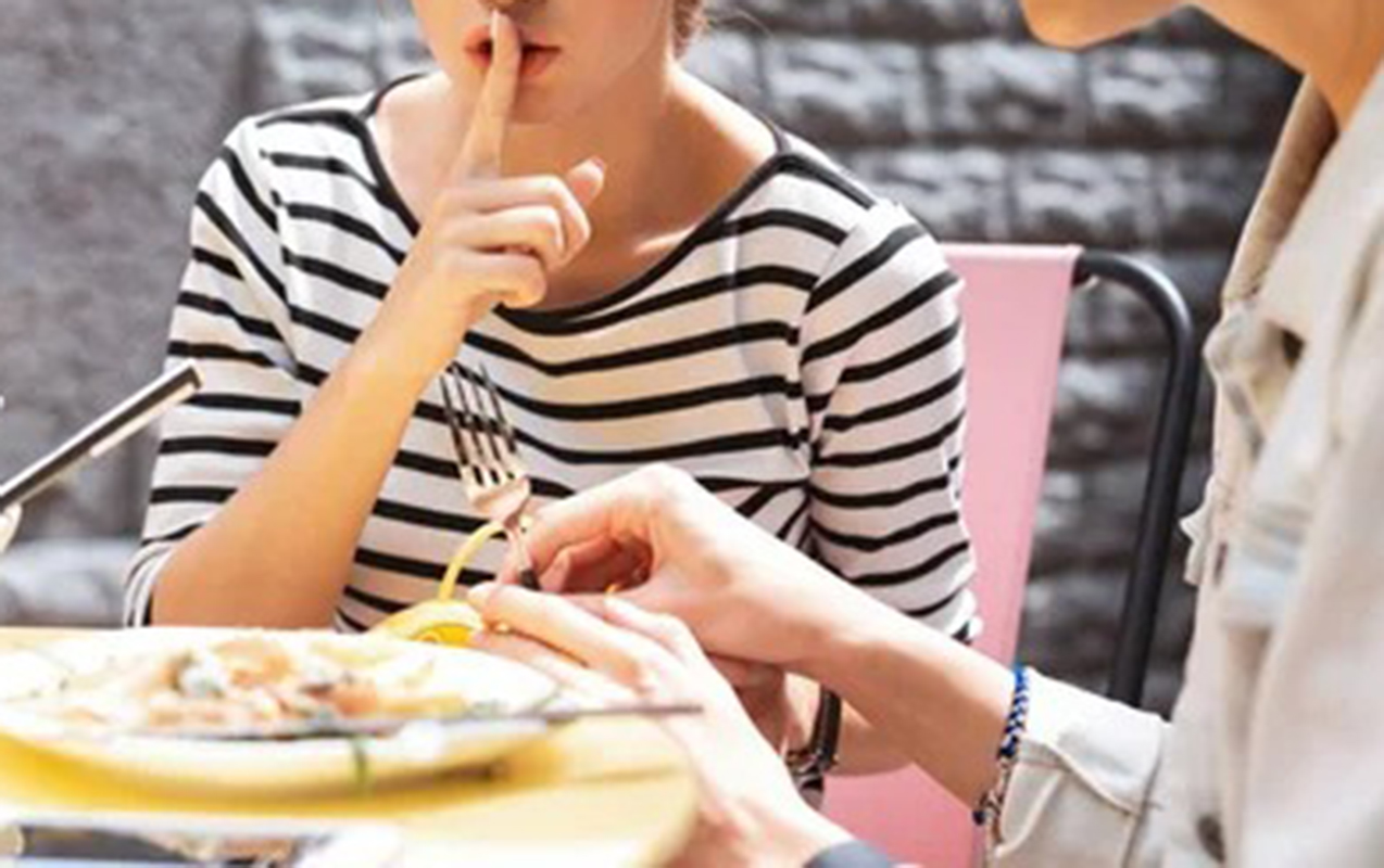 restoranda-birge-nahardan-sonra-refiqesinin-qizillarini-ogurladi