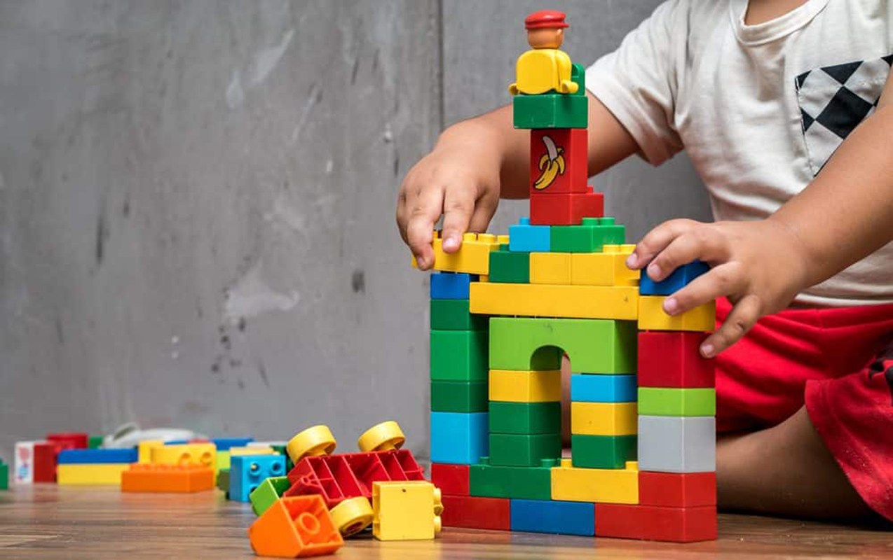 usaq-lego-ile-boyuyurse-dunyasi-xarici-obrazlarla-formalasir