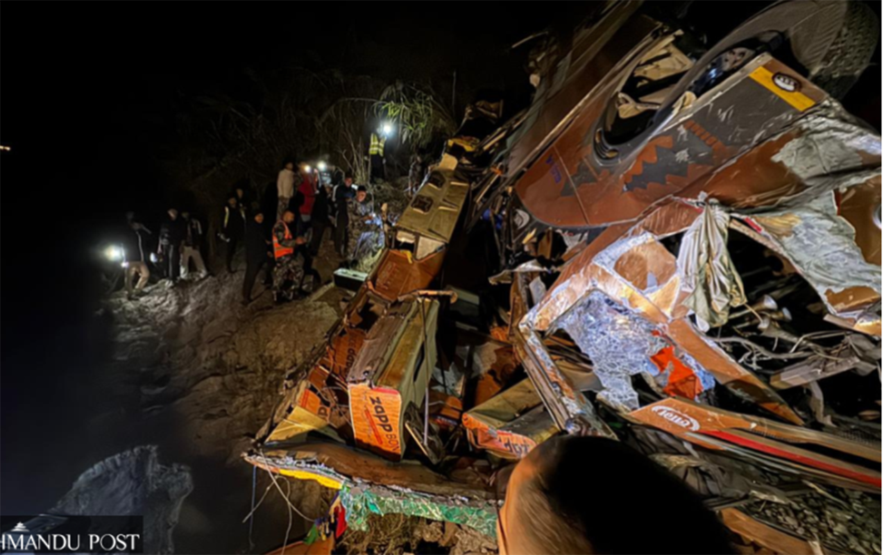 nepalda-avtobus-caya-dusdu-18-olu