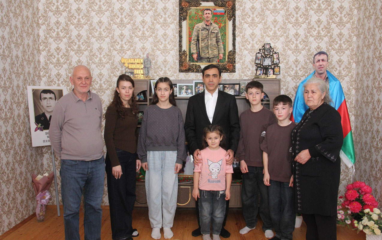 anar-memmedov-sehid-azer-qasimovun-ailesi-ile-gorusdu