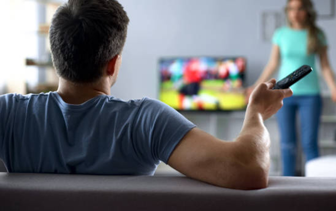 oyuna-esebilesib-hakimi-soydu