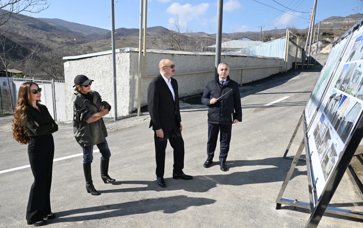 ilham-eliyev-ailesi-ile-xocaliya-getdi