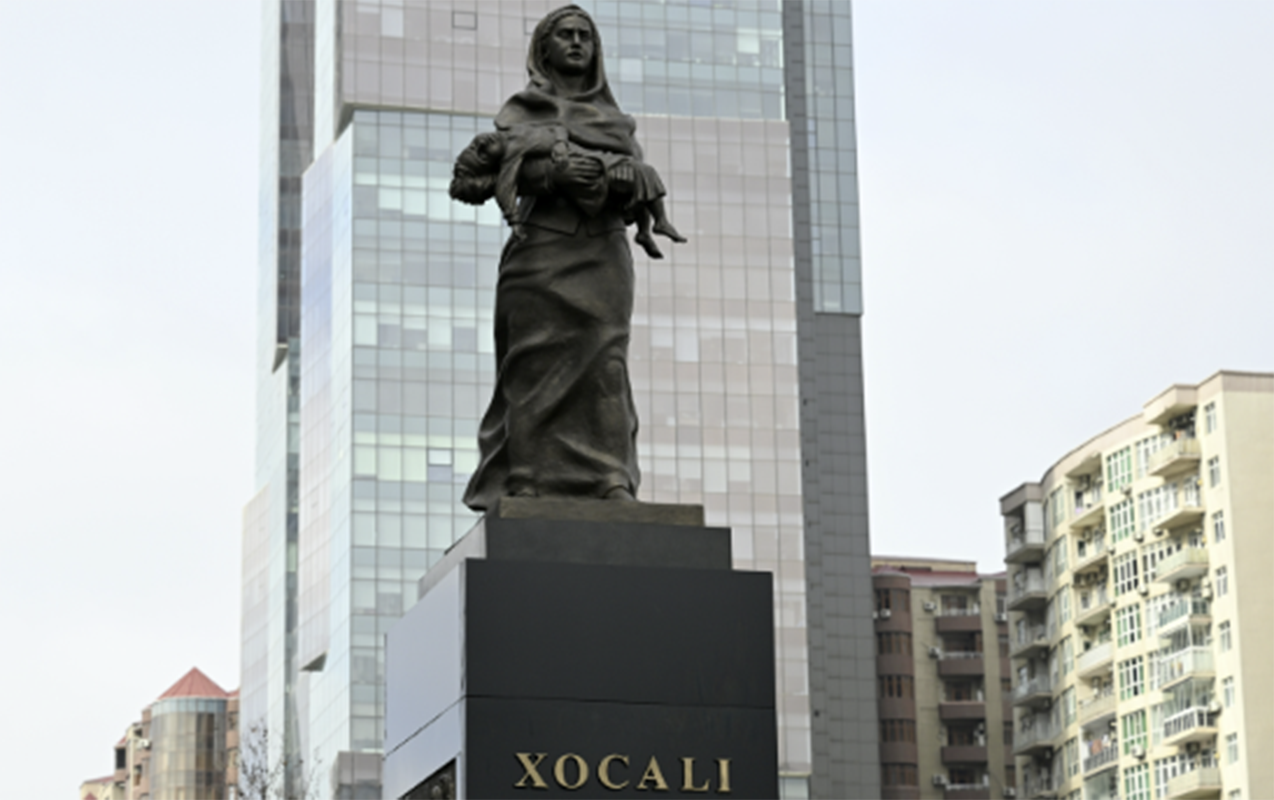 resmiler-xocali-soyqirimi-abidesini-ziyaret-etdi