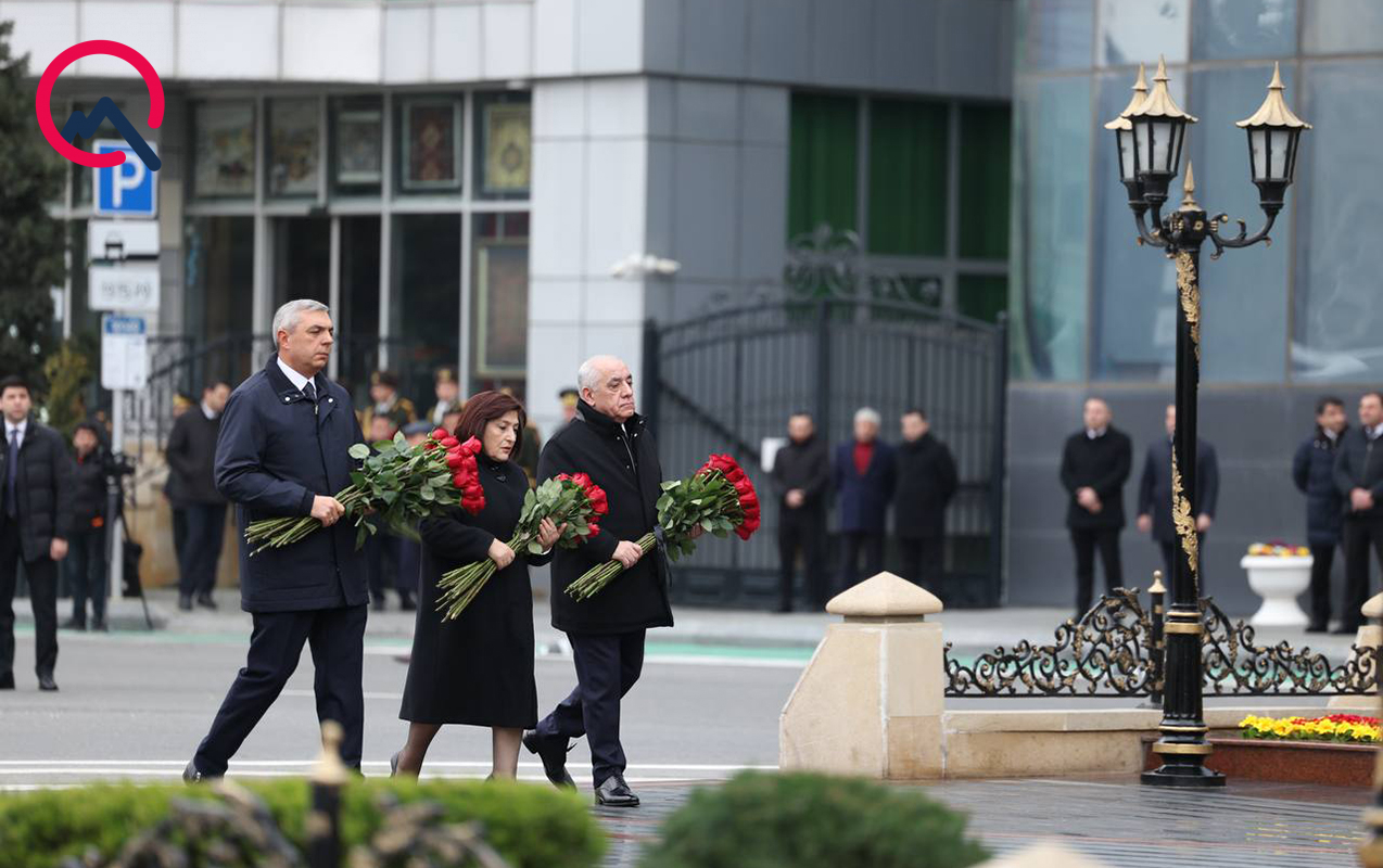 resmiler-xocali-soyqirimi-abidesini-ziyaret-etdi