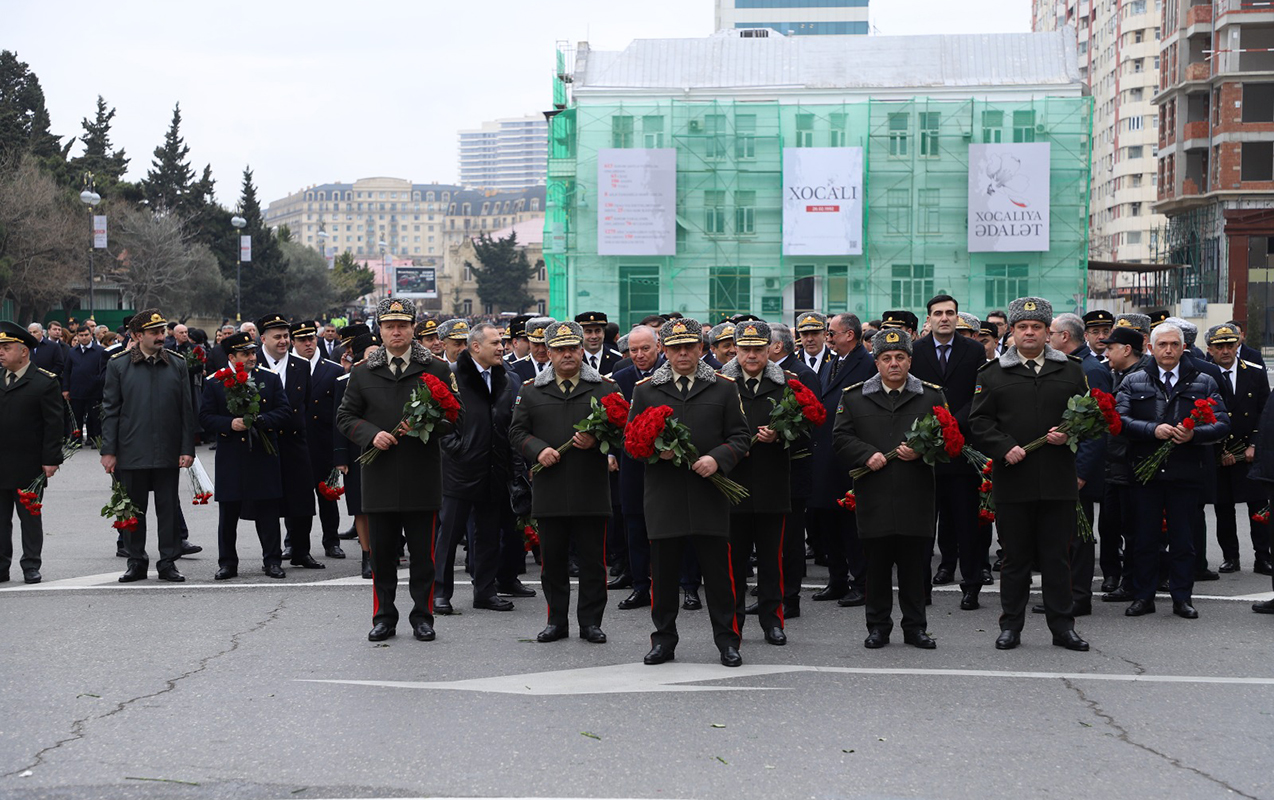 dovlet-xidmetinin-rehberliyi-xocali-soyqirimi-abidesini-ziyaret-etdi