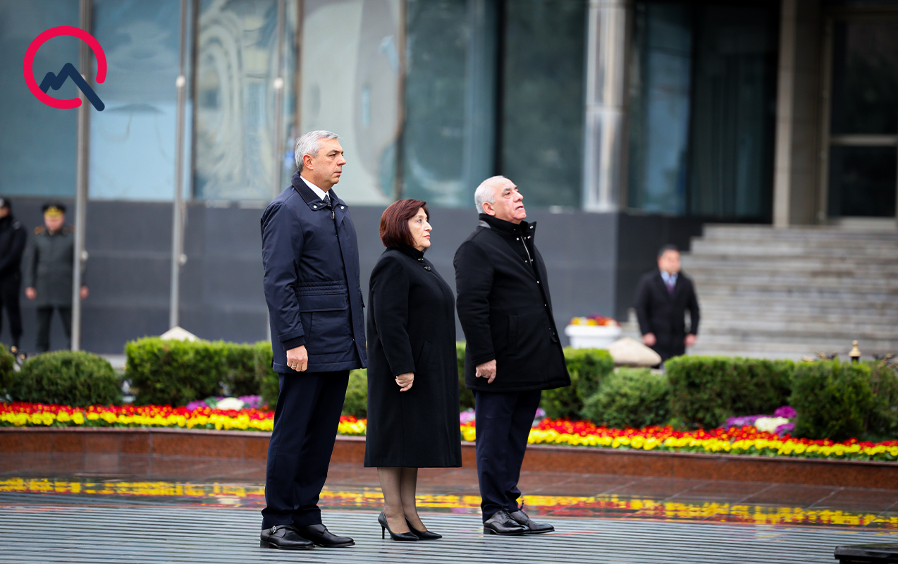 resmiler-xocali-soyqirimi-abidesini-ziyaret-etdi