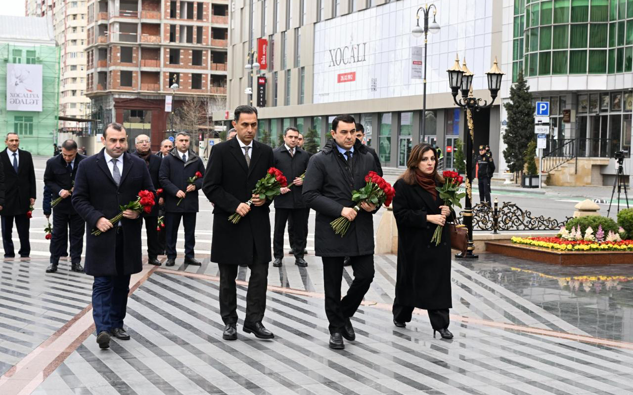 medeniyyet-nazirliyinin-kollektivi-xocali-soyqirimi-abidesini-ziyaret-etdi