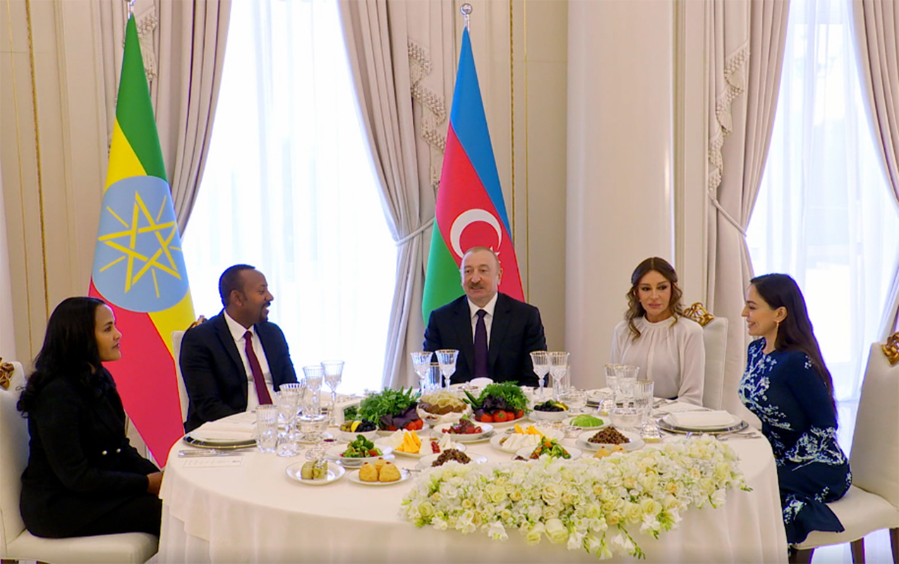 prezidentle-xaniminin-adindan-resmi-nahar-verildi