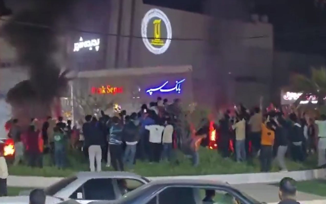 xameneinin-olumunu-qeyd-etmek-ucun-kucelere-axisdilar