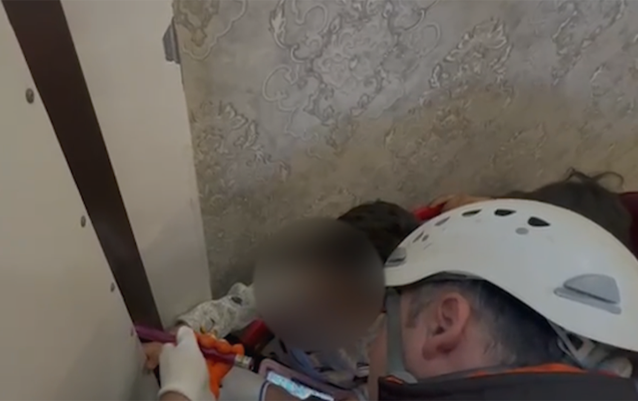 3-yasli-usagin-barmaqlari-demir-qapi-arasinda-qaldi