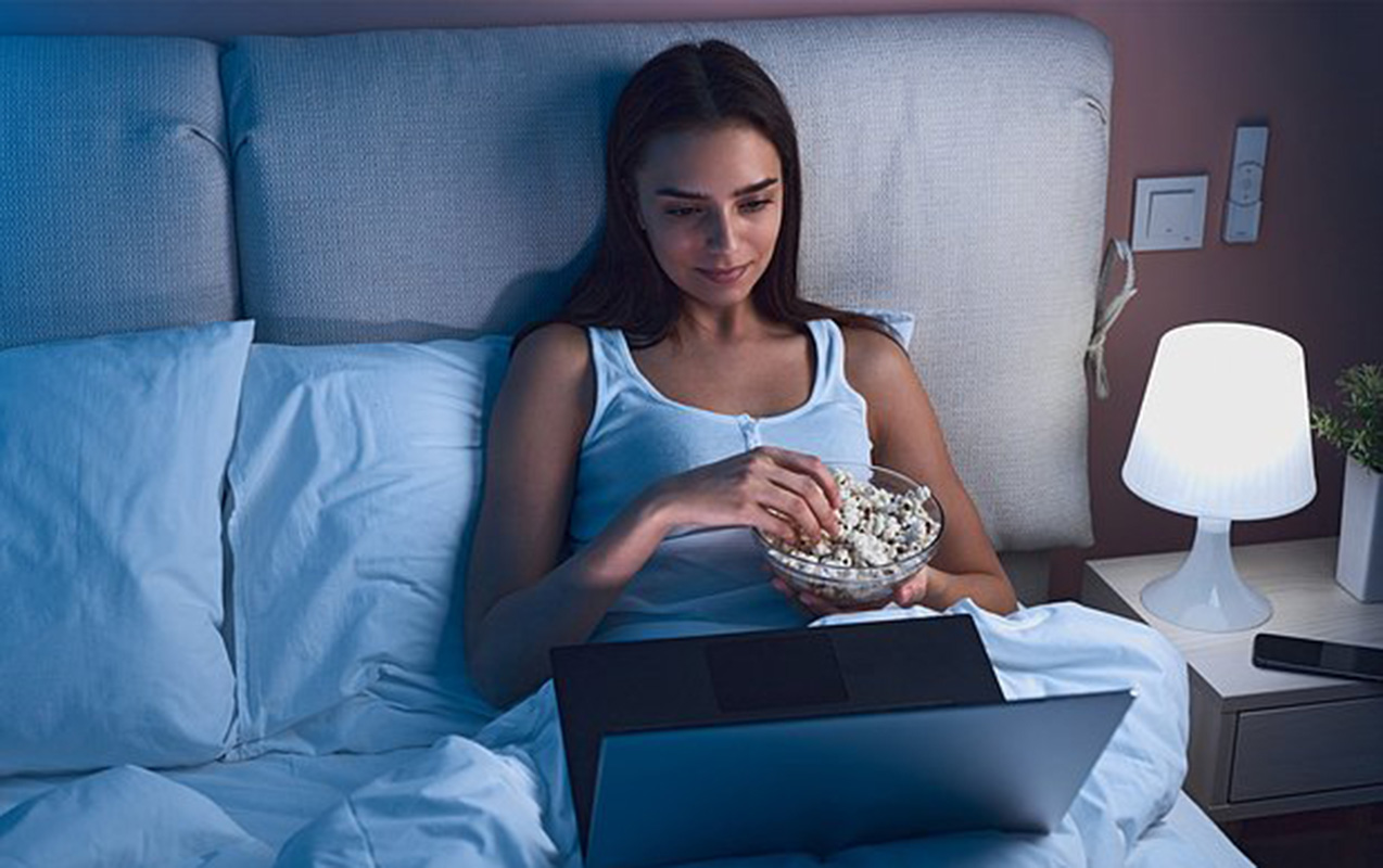 axsamlar-seriallara-baxanlara