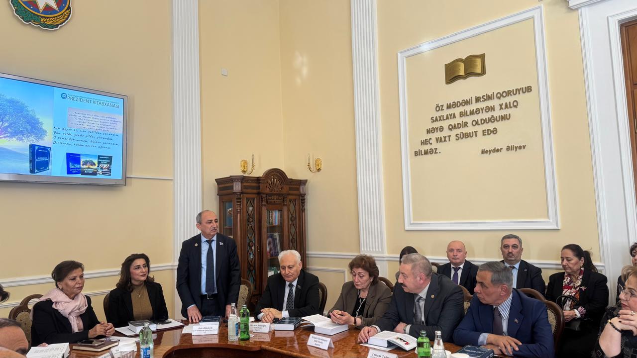 qerbi-azerbaycan-danisan-izlerin-isiginda-kitabinin-teqdimati-kecirildi