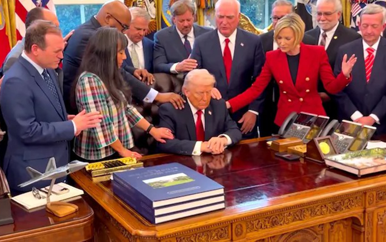 20-ye-yaxin-din-xadimi-ile-dua-etdi