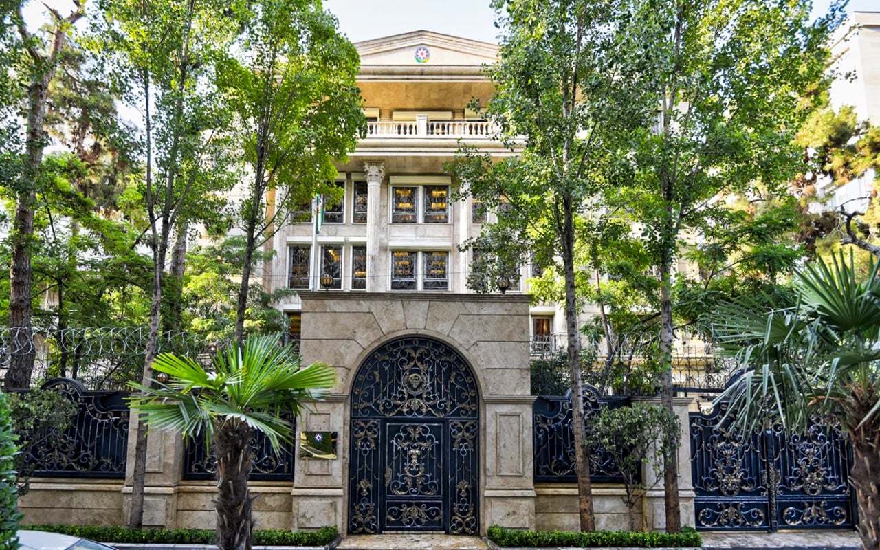 azerbaycan-tehrandaki-sefirliyini-texliye-edir