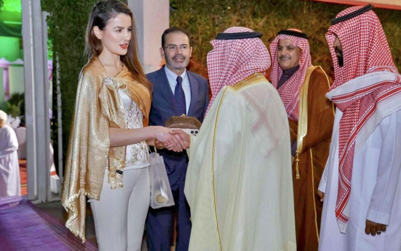 sefirinin-geyimi-muzakire-yaratdi