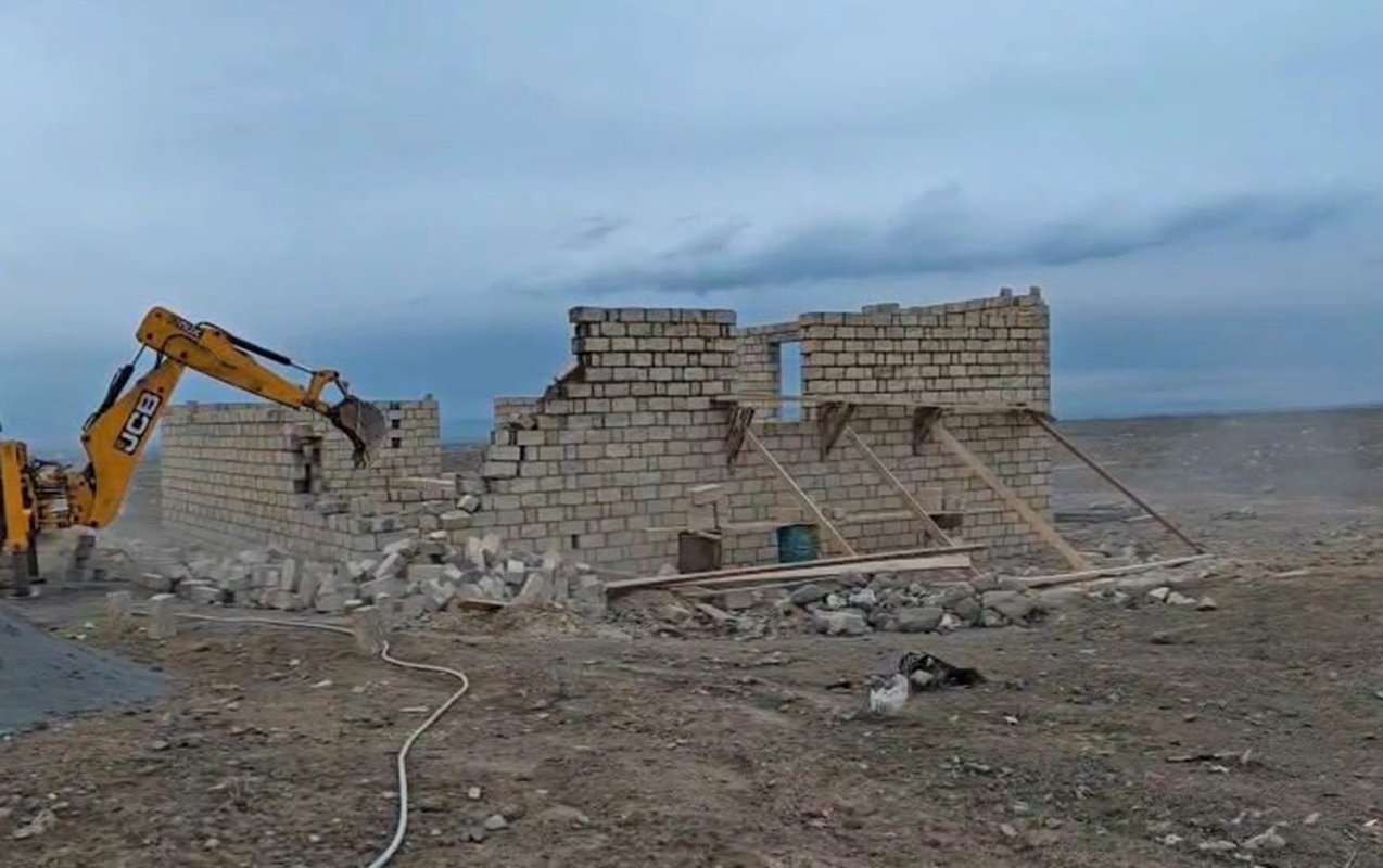 gencede-qanunsuz-tikililer-sokulub